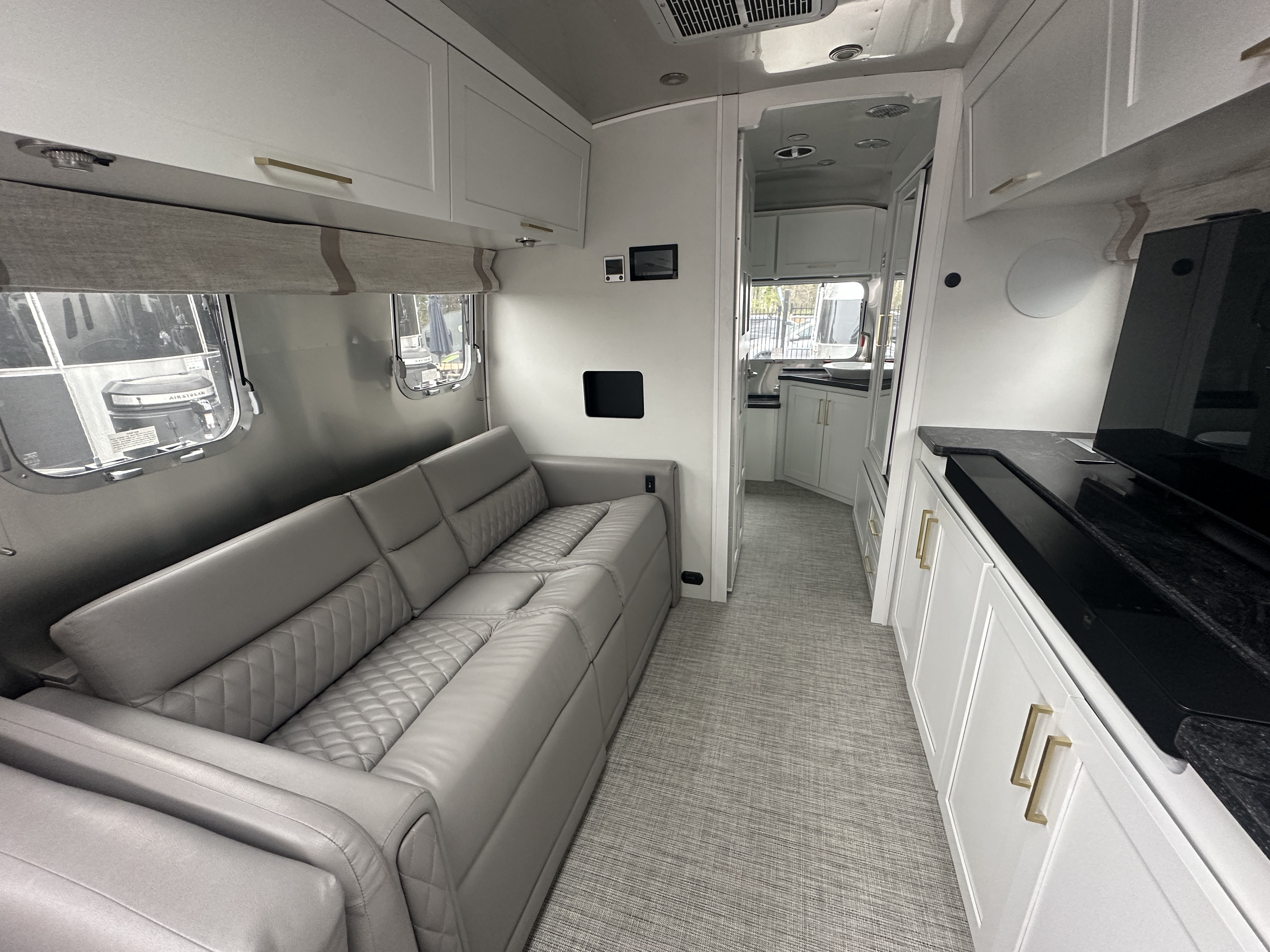 2026 Airstream Classic 33FB - Image 23