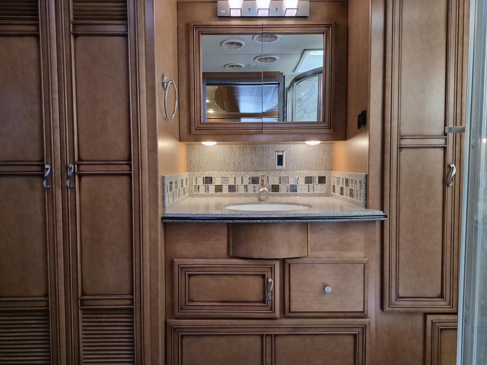 2015 Newmar Ventana 3636 - Image 20