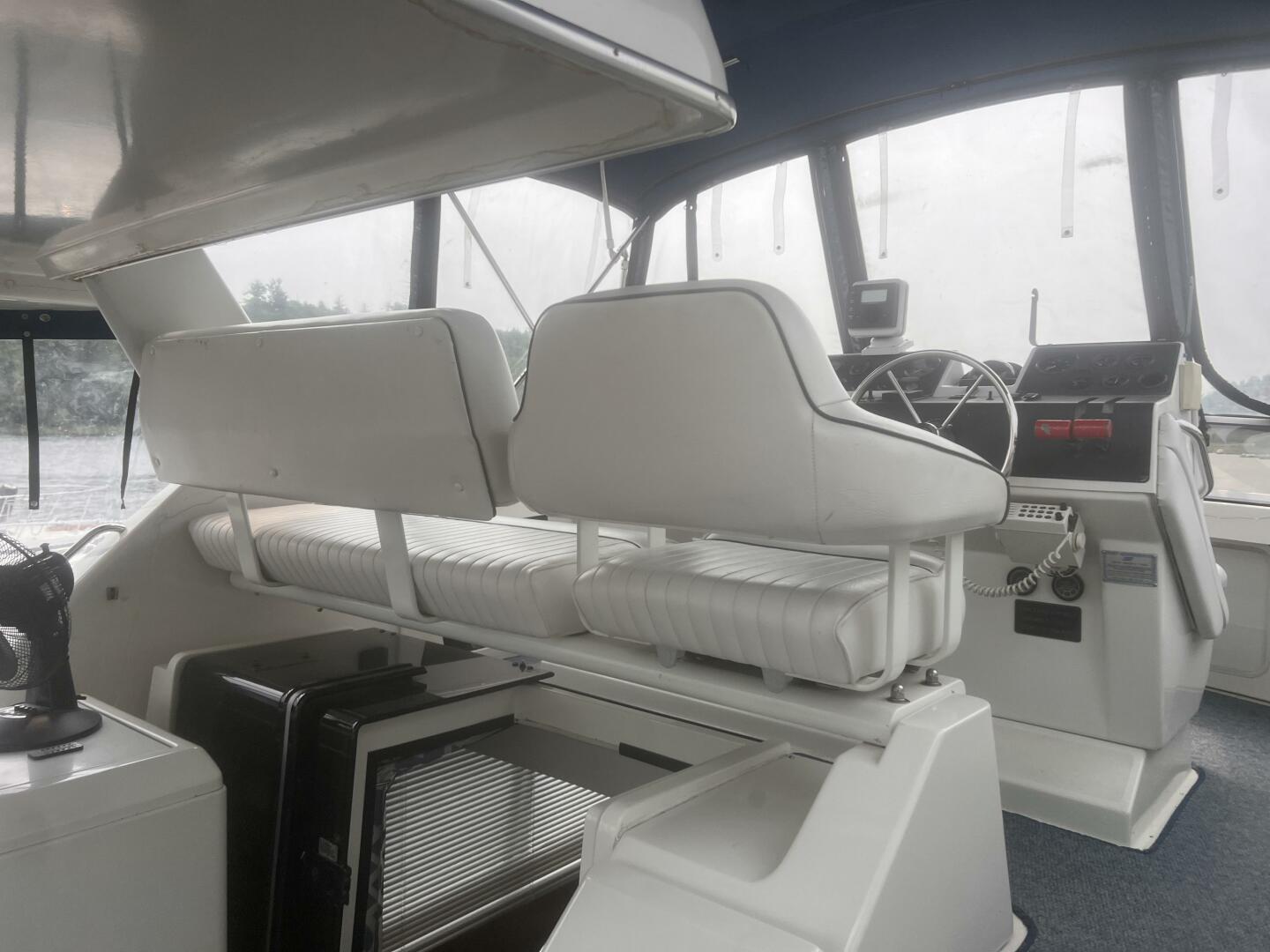 1994 Carver Aft Cabin Motor Yacht - Image 16