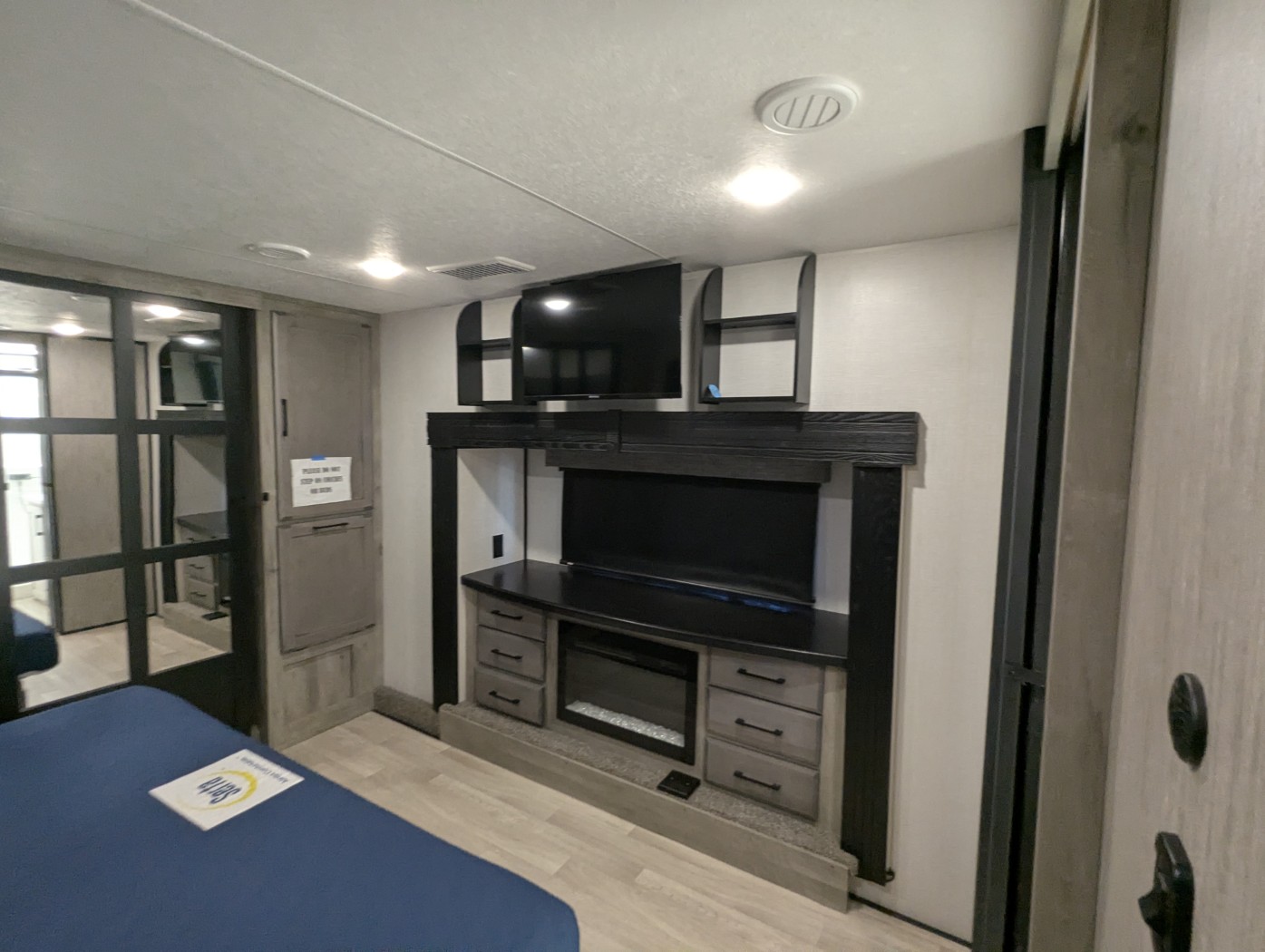 2023 KZ RV Durango Gold G383RLQ - Image 37