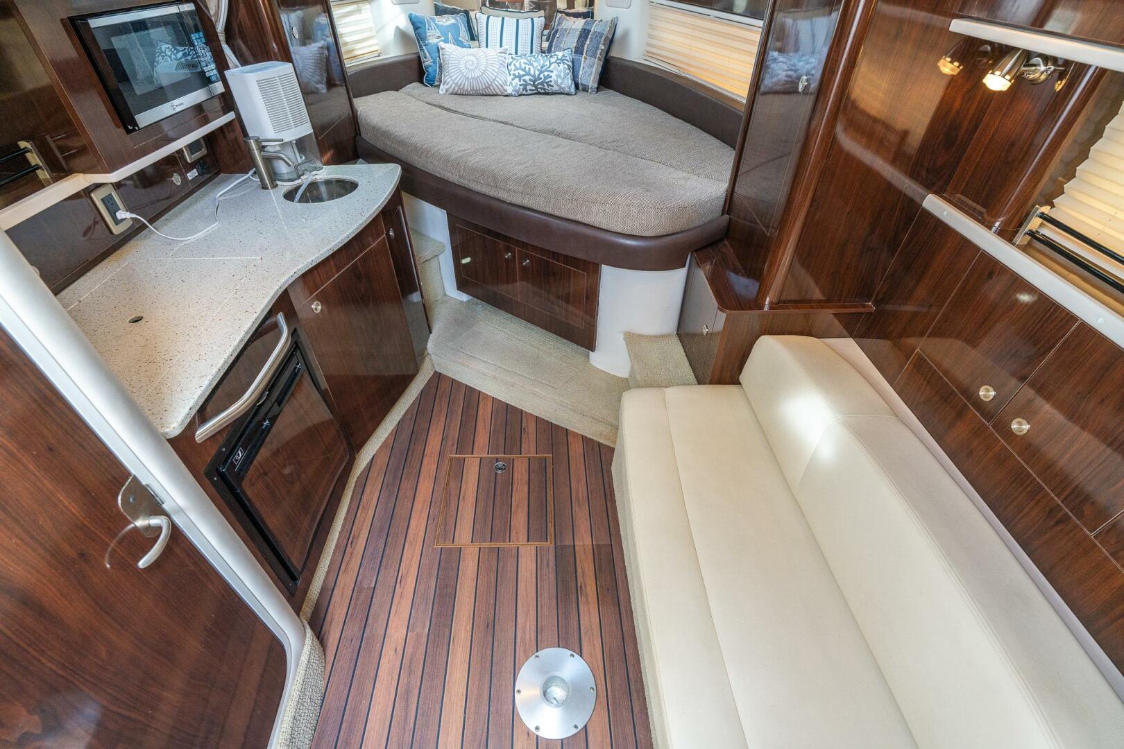 2016 Sea Ray 330 Sundancer - Image 15