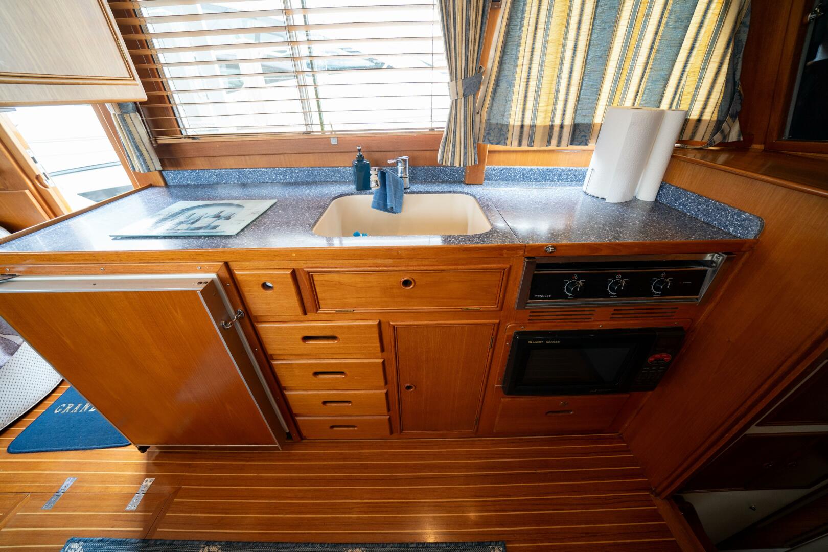 2001 Grand Banks 42 Classic - Image 37