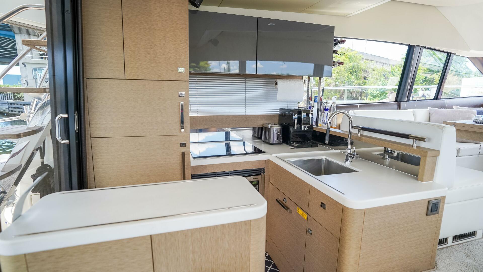 2018 Prestige 500 Flybridge - Image 14