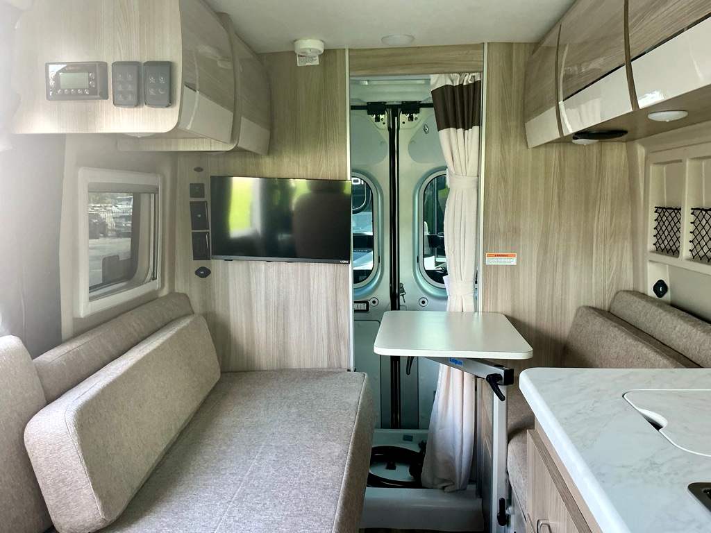 2025 THOR MOTORCOACH 18G - Image 12