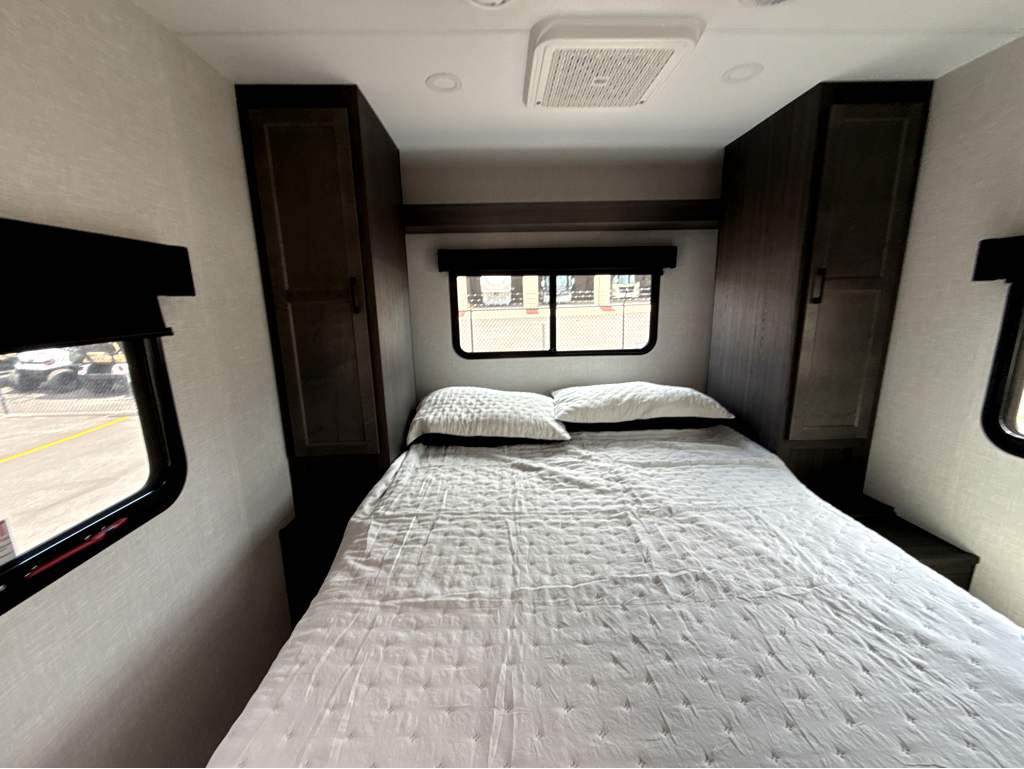 2026 VENTURE RV SPORTTREK 251VFK - Image 18