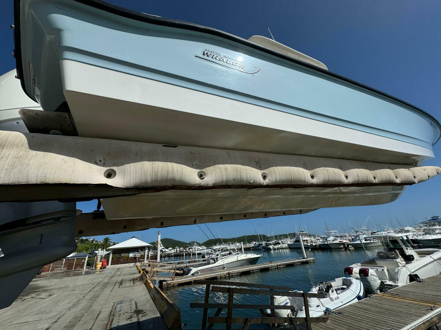 2022 Boston Whaler 250 DAUNTLESS Base - Image 2