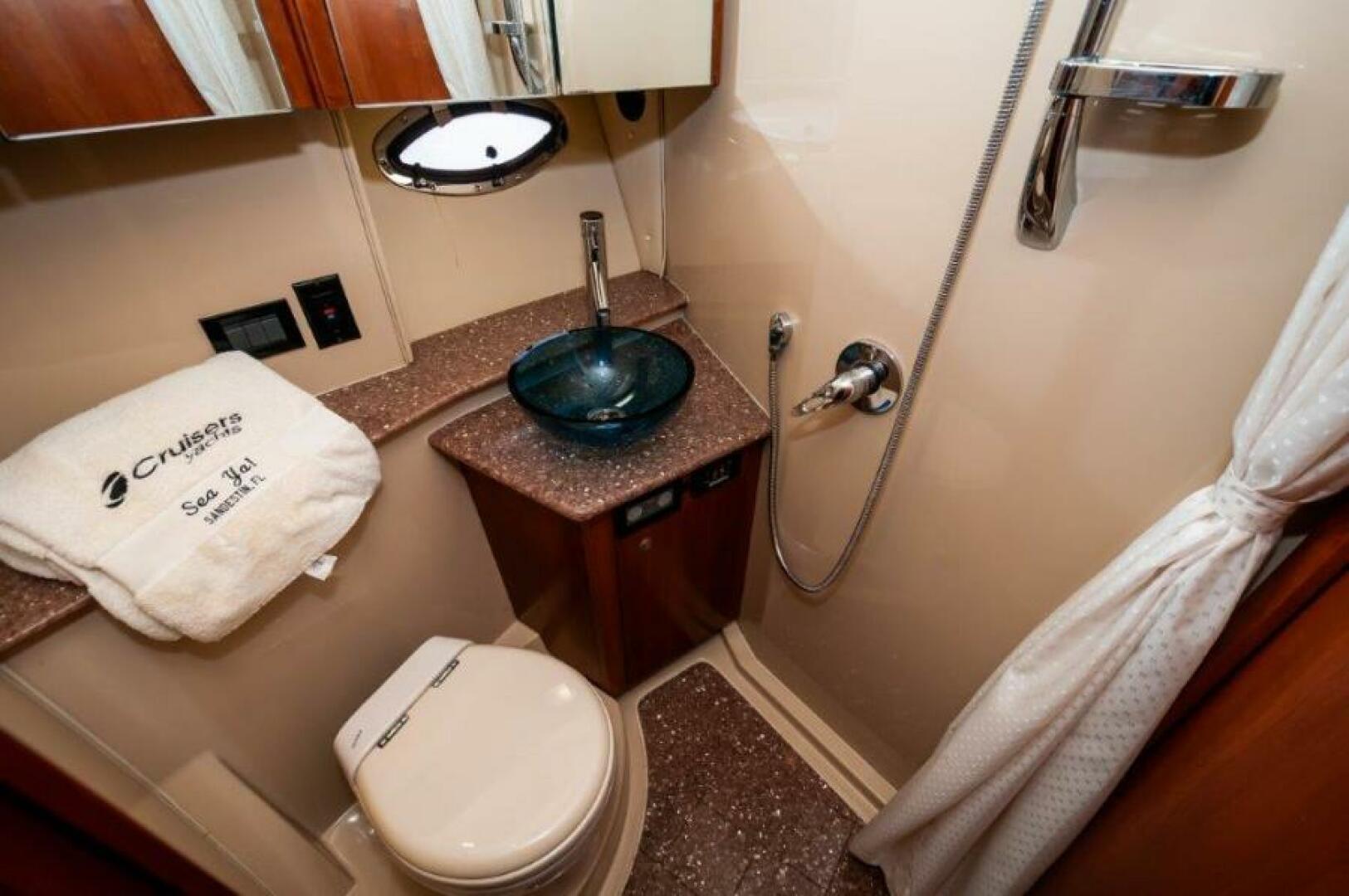2006 Cruisers Yachts 477 Sport Sedan - Image 23